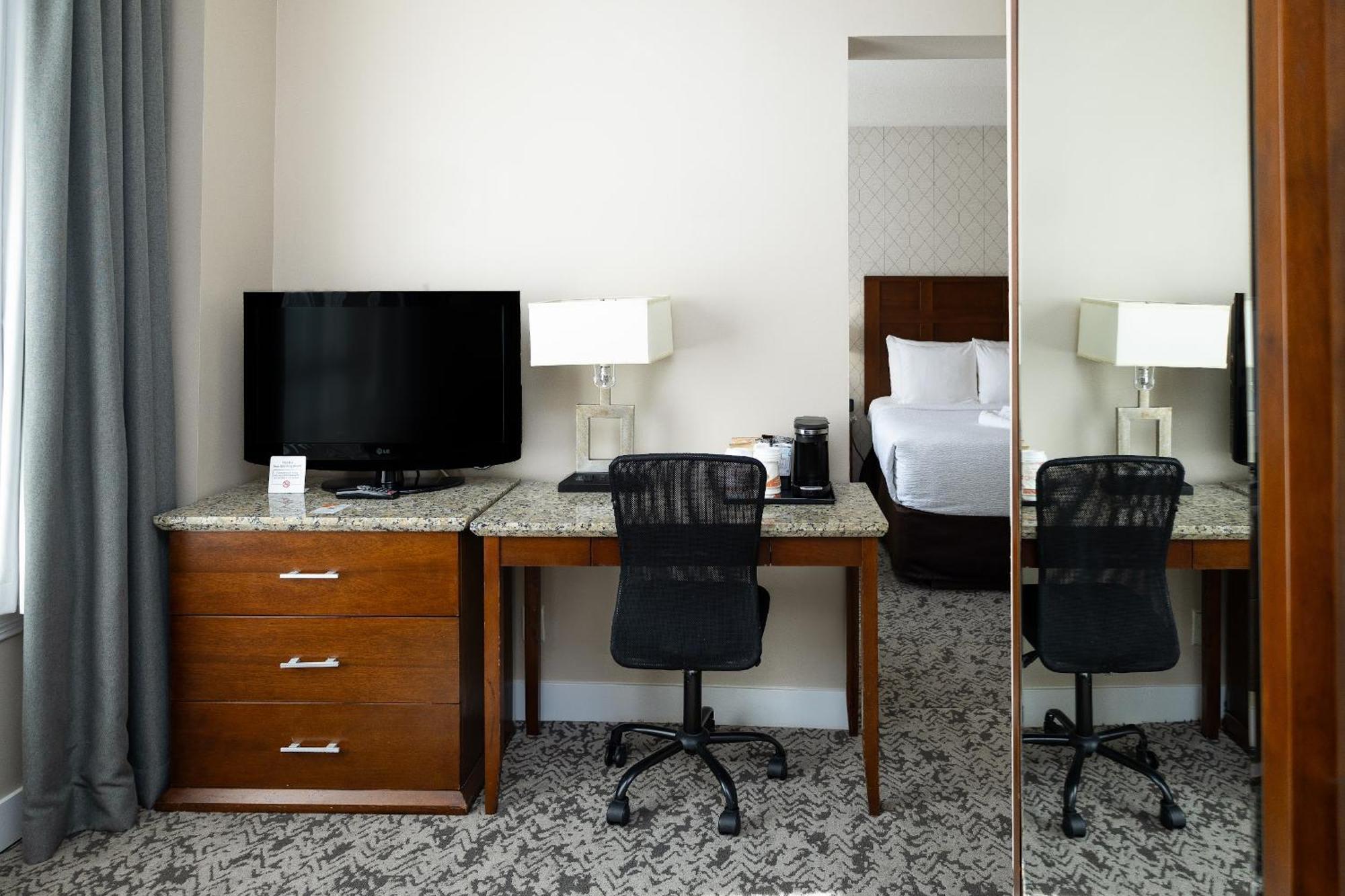 Quality Inn & Suites (Adults Only) Vancouver Exterior foto